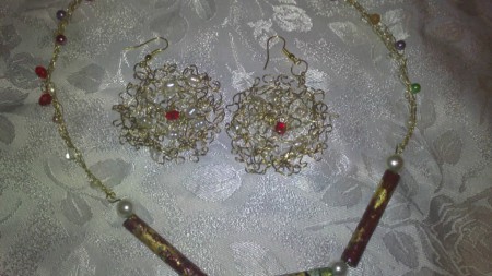 collana lavorata a mano con decorazioni centrali in oro zecchino e smalti e oreccini filigranati fatti a mano